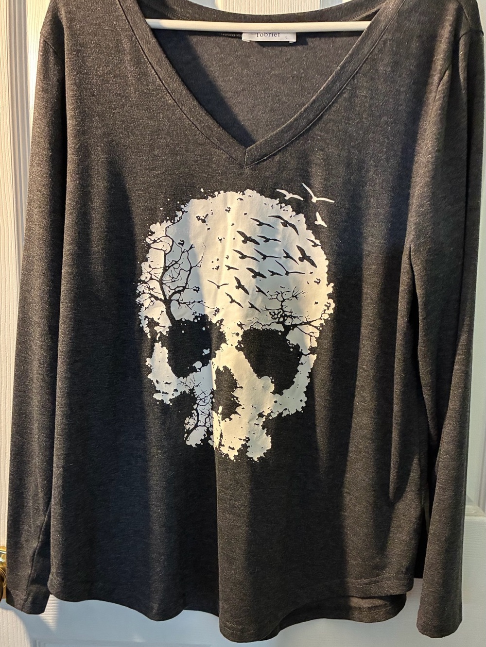 Tobi women’s Dark Gray V-Neck shirt with White Skull Graphic